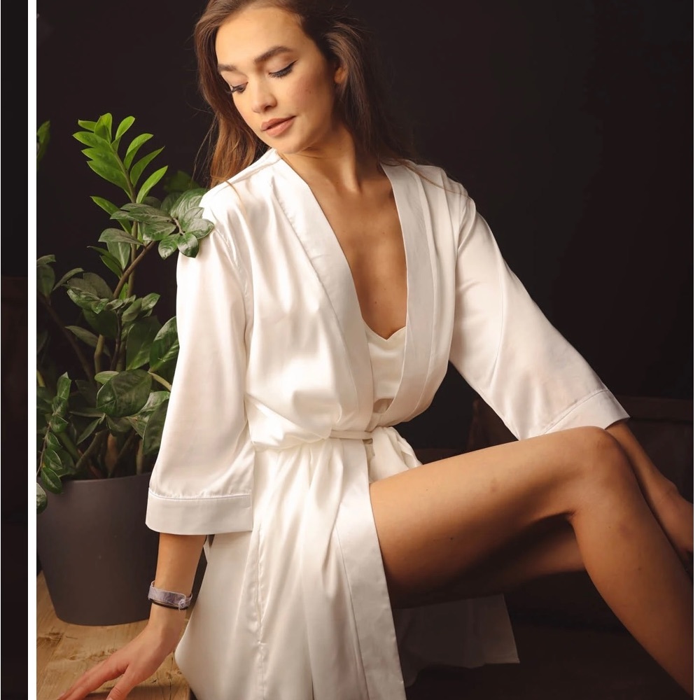 Averie Bianca Short Robe in white xs/s